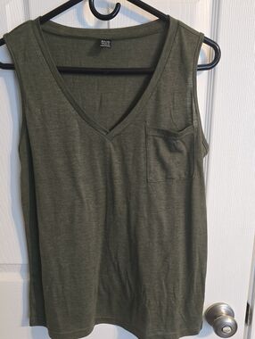 Sleeveless V-Neck Pocket Tank Top - Olive